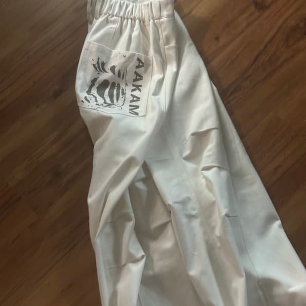 아캄바지 Knee Pin-tuck Printed Denim Pants