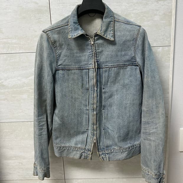 더 비르디안느 숏 청 데님 자켓