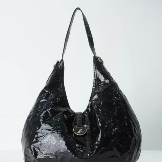 Agnes.b 블랙 에나멜 숄더백