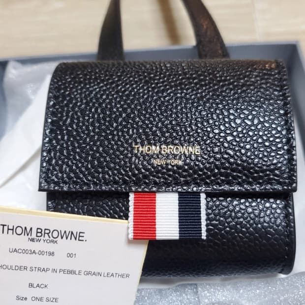 톰브라운 페블 레더 미니 파우치 위드 숄더 스트랩