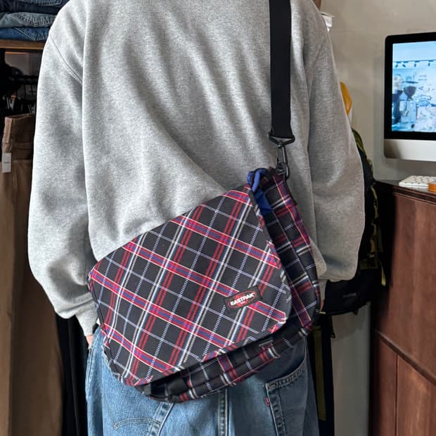 이스트팩 네온 체크 메신저백 크로스백 