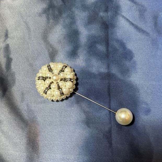 진주 장식 옷핀 브로치