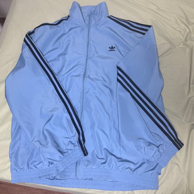 아디다스 오버사이즈 트랙탑 판매합니다