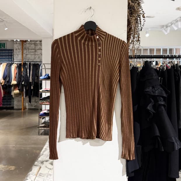 페라가모 브라운 립드 하이넥 버튼 슬림핏 니트