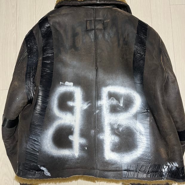 발렌시아가 런웨이 무스탕