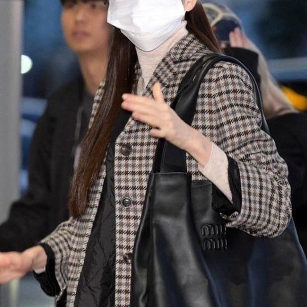 미우미우(Miu Miu) 엠보스드 로고 가죽 토트백