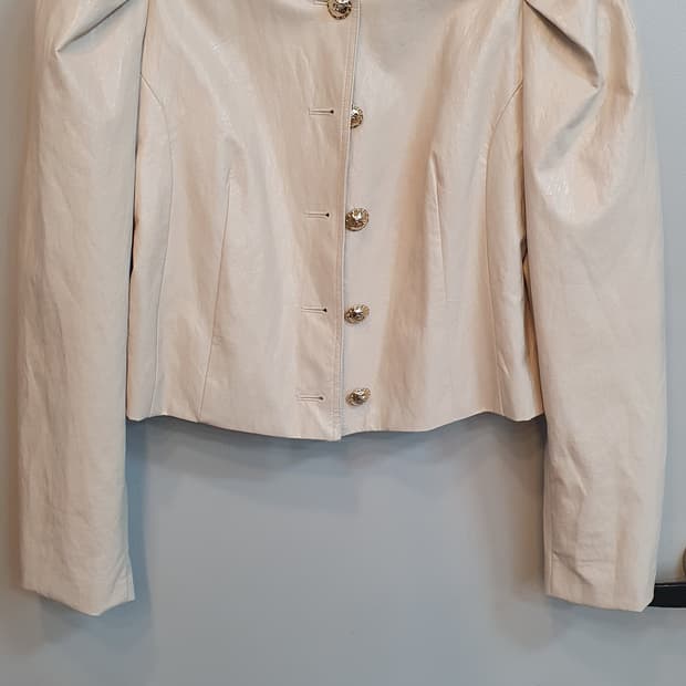 줄로그 어깨퍼프 숏레더자켓 프리
가볍게입기좋아요
상태깨끗좋아요