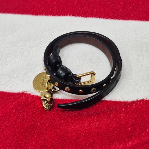 알렉산더맥퀸 스컬 참 블랙 가죽 팔찌