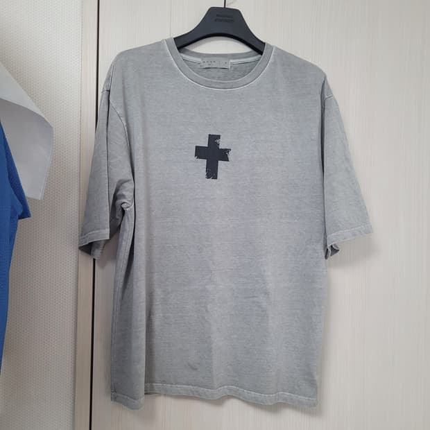노운 크로스 반팔 티셔츠