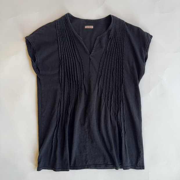 KAPITAL PINTUCK PLEATED SLEEVELESS TOP