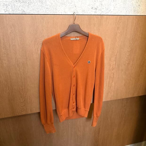헤리티지플로스 브이넥 울 니트 가디건 로고 패치 디테일 오렌지