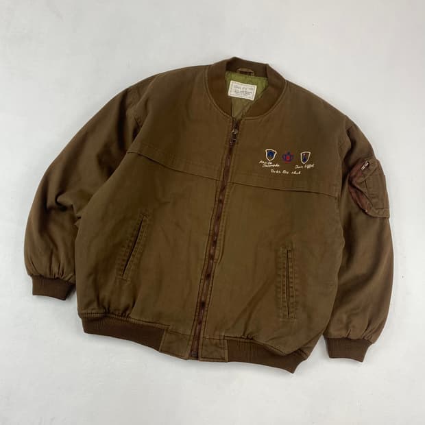 브레스비즈 빈티지 자수 봄버 점퍼 (100)