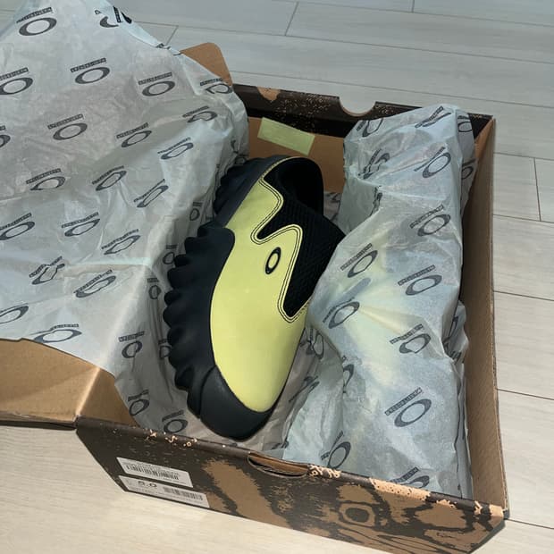 230 오클리 팩토리 팀 스웨이드 찹 쏘우 뮬 셀러리 블랙