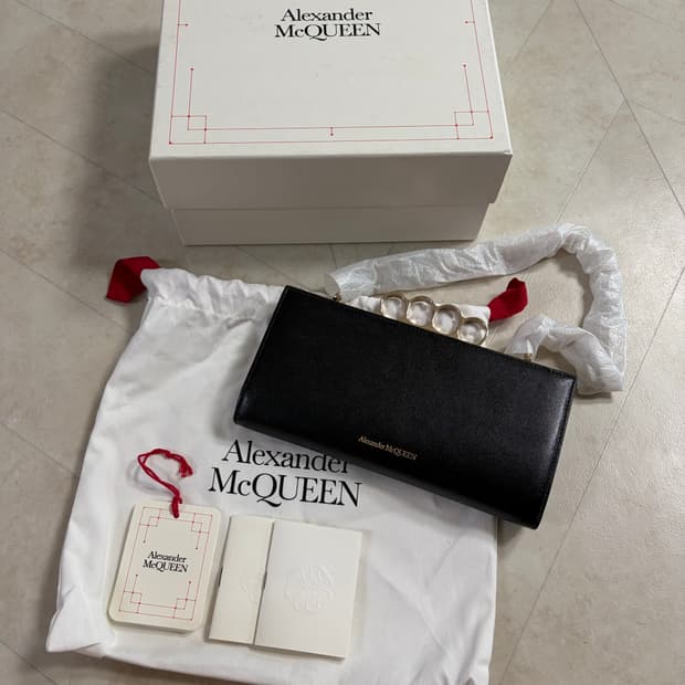 [새상품]알렉산더맥퀸 포링 너클 체인 클러치백 블랙