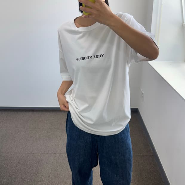 Yeseyesee 예스아이씨 스몰로고 화이트 반팔