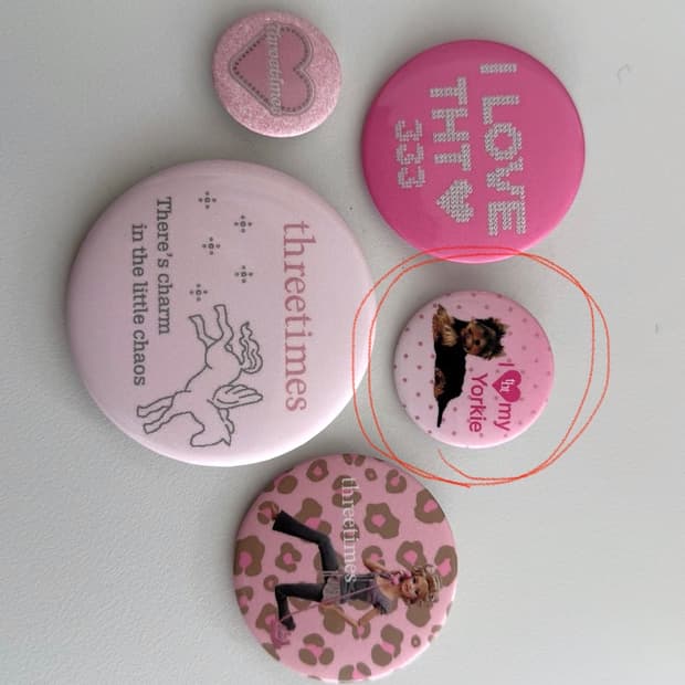 쓰리타임즈 핀뱃지+자카드필통 판매해요