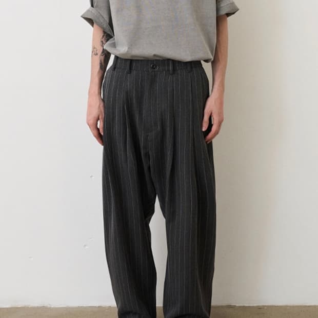 (극미,1사이즈)노운 와이드 테이퍼드 슬랙스 팬츠 스트라이프 차콜