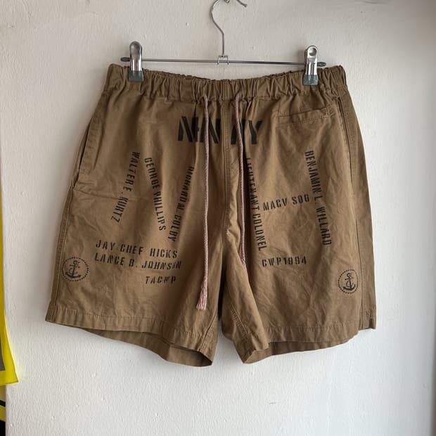 [M] 아스페시 베이지 레터링 그래픽 쇼츠