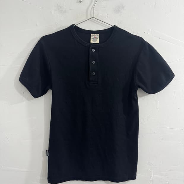 Avirex button top
