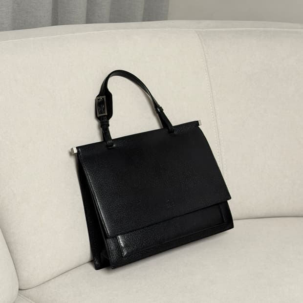 구찌 텍스처드 레더 메탈 바 탑 핸들 토트백