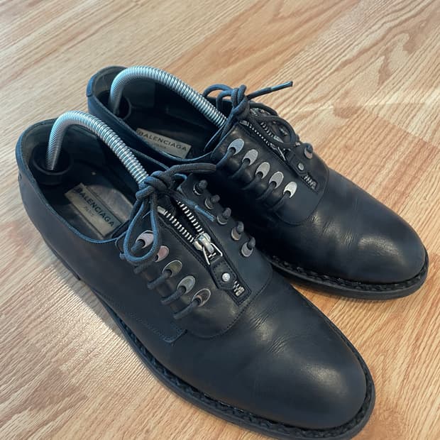 [42] 발렌시아가 지퍼 더비 구두