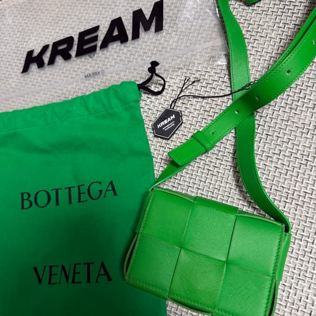 25ss 크림 보테가베네타 미니 카세트백 그린