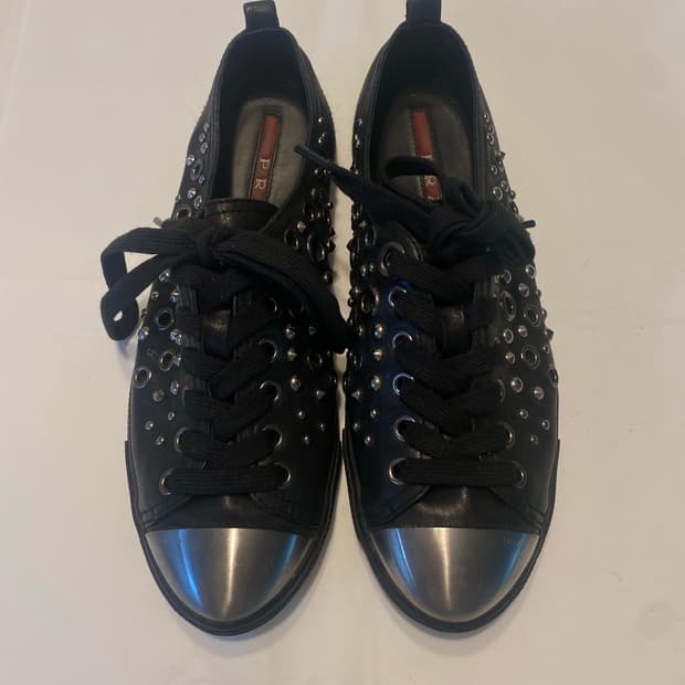 Prada 스터드 플랫