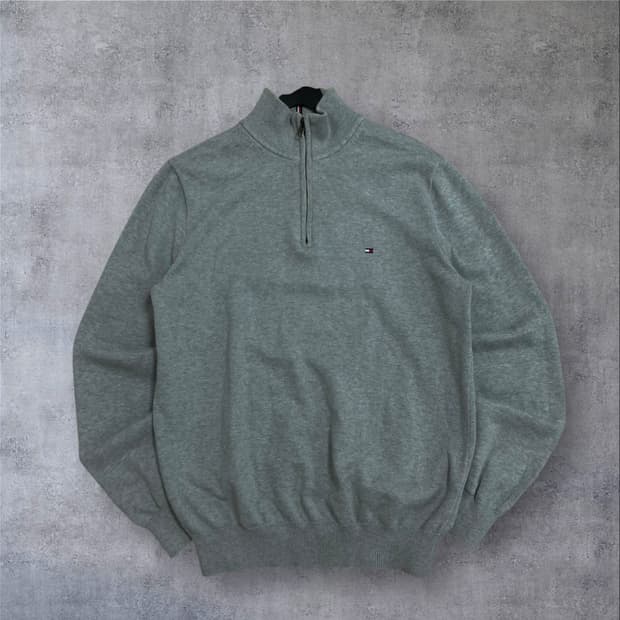 타미힐피거 스몰 로고 그레이 하프 집업 니트