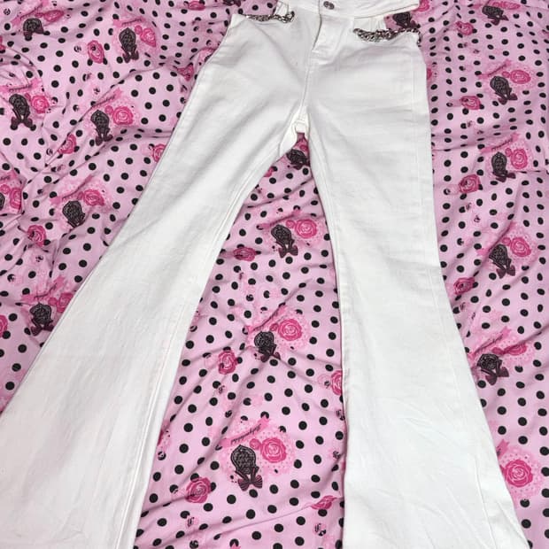 오네갸루 화이트 체인 장식 부츠컷 팬츠