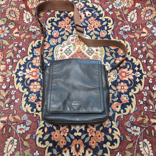 휴고보스(HUGO BOSS) 미니멀 로고 크로스백