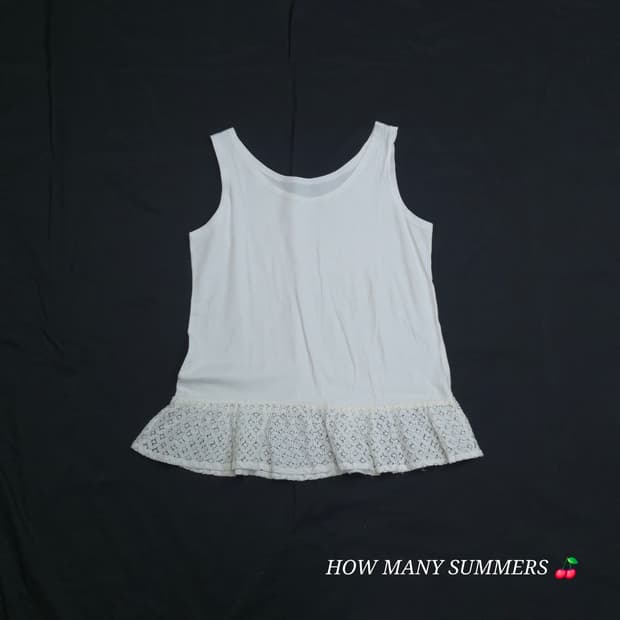 화이트 면 스판 밑단 레이스 포인트 라운드 민소매 탑