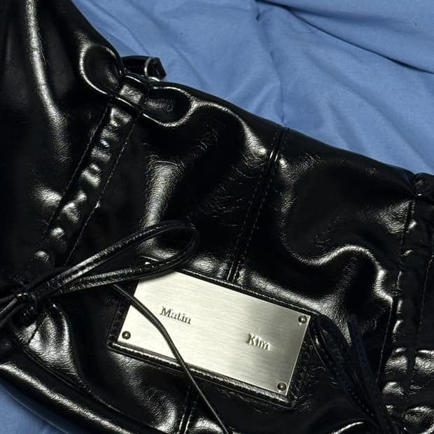 마뗑킴 하프 셔링 리본 라운드백 블랙