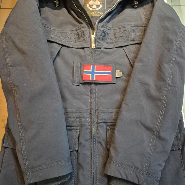 나파피리(Napapijri) 패딩 재킷입니다.
