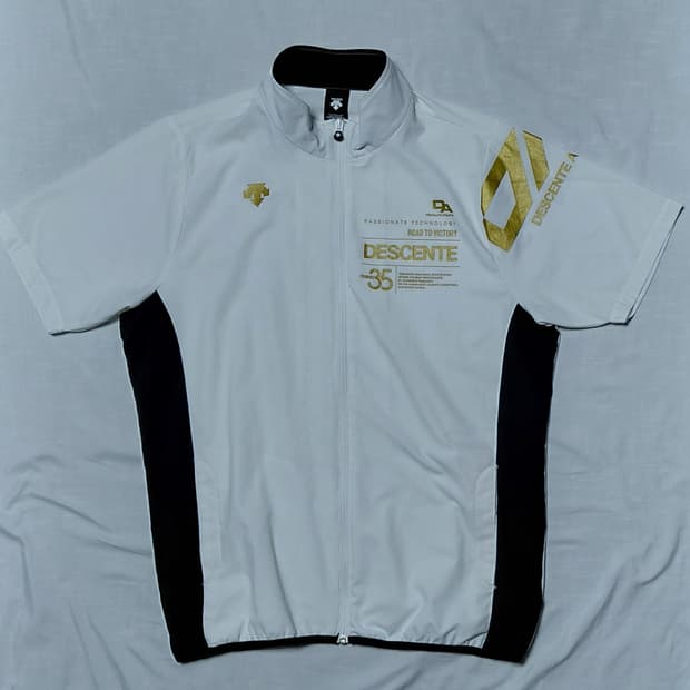 [105] 데상트 스피릿 골드 에디션 기능성 반팔 자켓 (상태 최상)