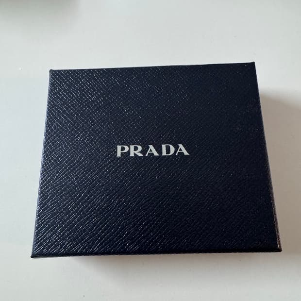 프라다지갑
