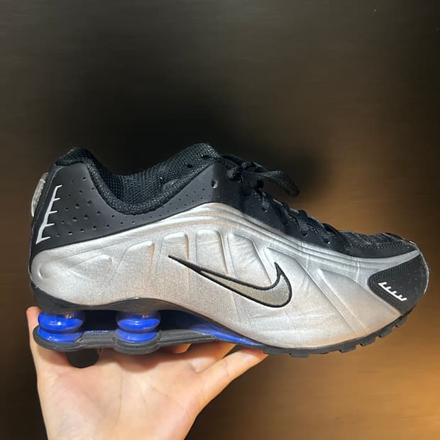 나이키 샥스 R4 메탈릭실버앤블랙 250