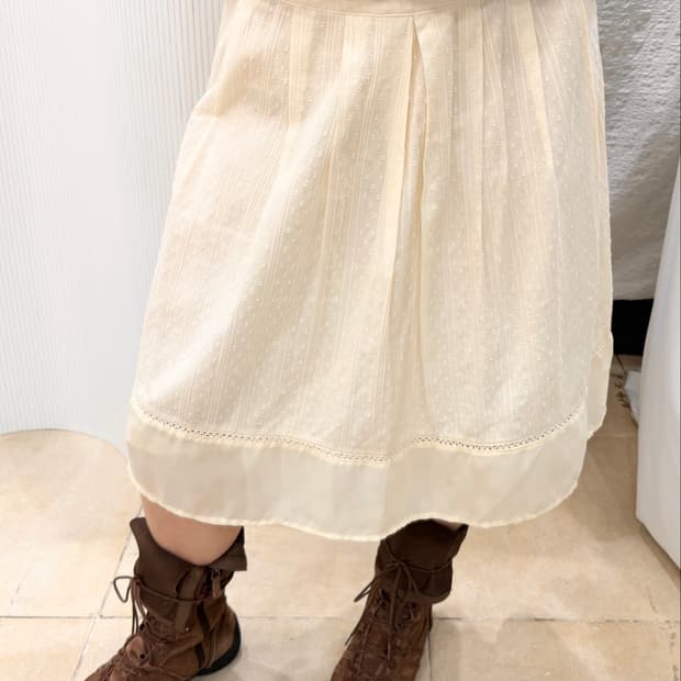Cozy lace midi skirt
