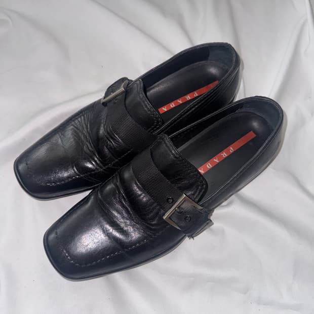 프라다 스포츠 버클 로퍼