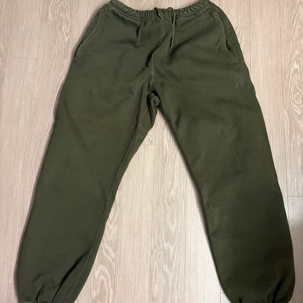 리저렉션 카키 스웻팬츠 팝니다.