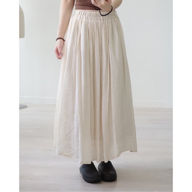 Soft cream layered volume skirt