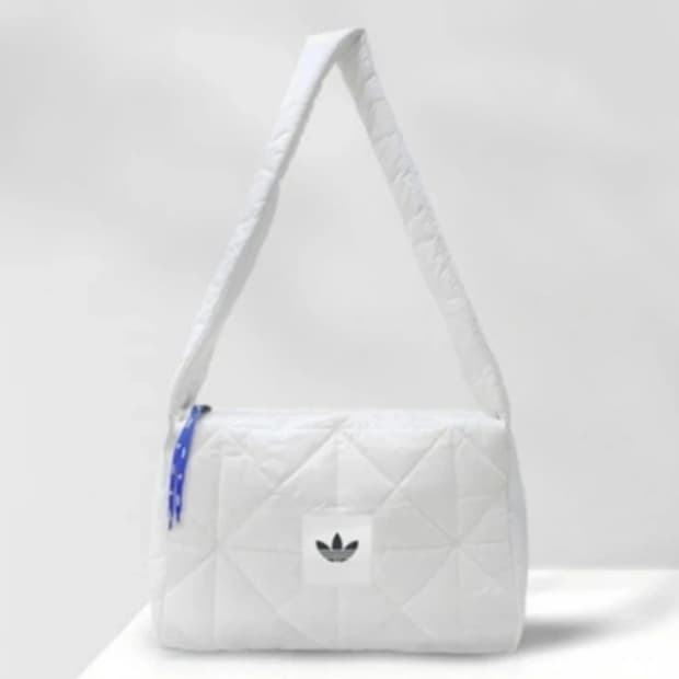새상품) 아디다스 한정판 가방 크로스백 패딩백 구름백