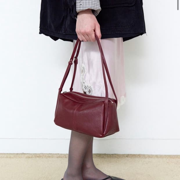 새제품/ 파인드카푸어 모노백 24 버건디 크로스백 숄더백