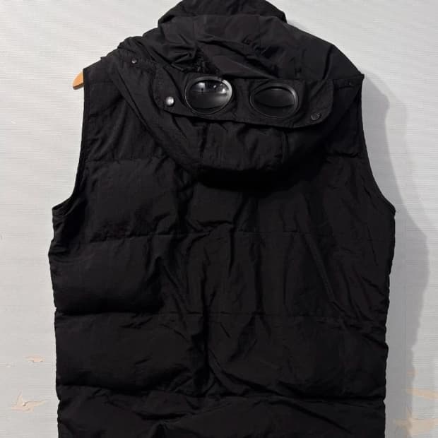 CP컴퍼니 고글 패딩 베스트 블랙 L