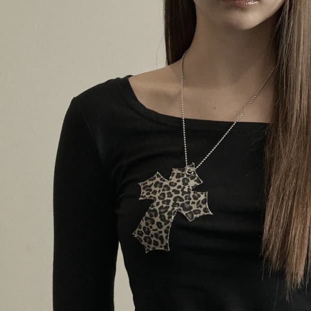 일리오 Black leopard cross necklace top