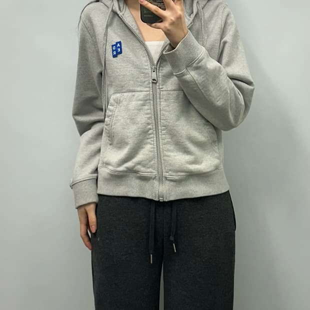 아더에러 자수로고 그레이 후드집업