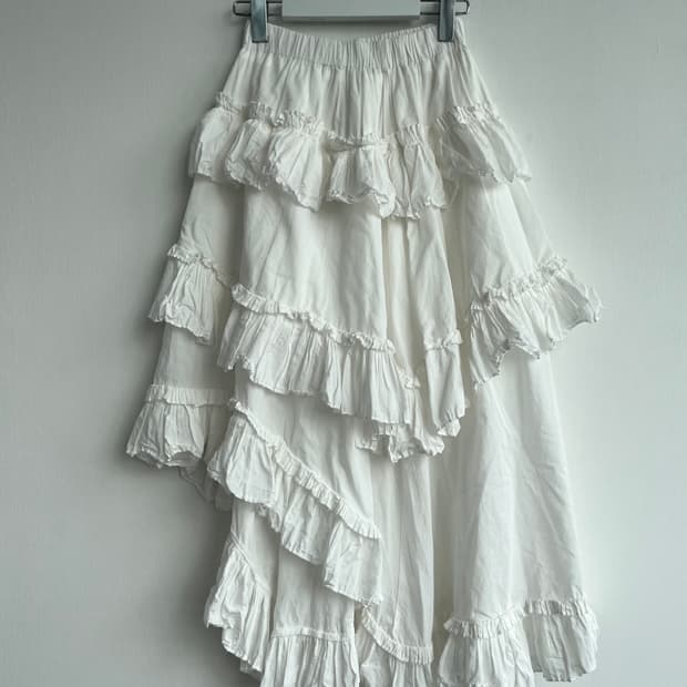 아이보리 프릴 언발 스커트