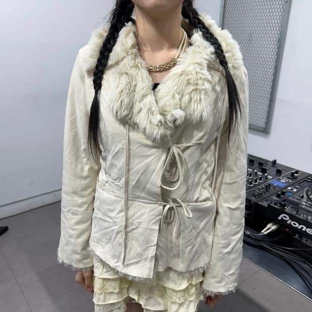 화이트 무스탕 자켓