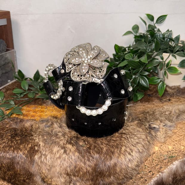 Black oriental flower cubic buckle belt