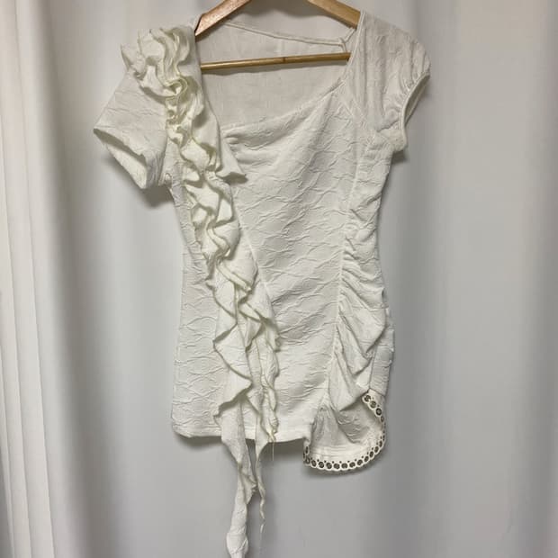 Ruffle metal buckle slimming T