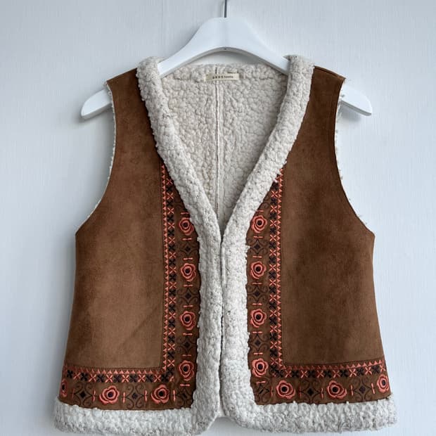 axes femme 스웨이드 자수 조끼